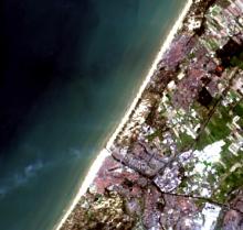 Landsat satellietfoto van 3 augustus 2015 van de kust van Katwijk en Noordwijk met de rode zeevonk in het zeewater